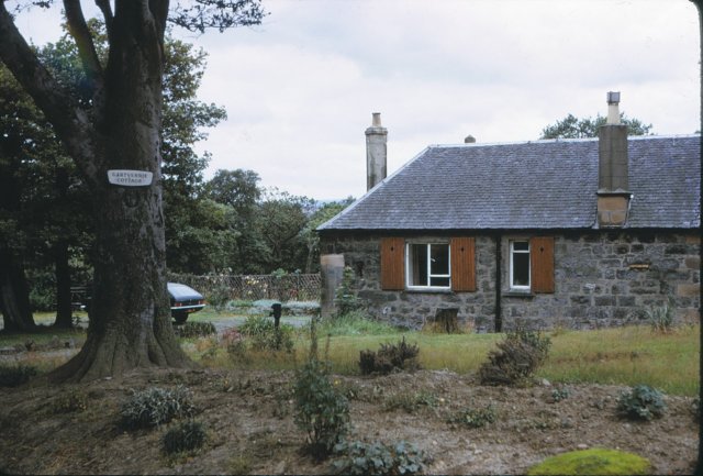 _scotland_airdrie_cottage.jpg
