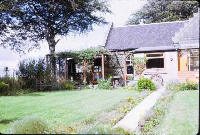 _scotland_airdrie_cottage2.jpg